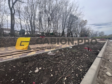 Декоративное решение для зонирования в благоустройстве из габионов СДК