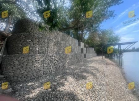 Подпорная стена и лестница из различного вида габионов