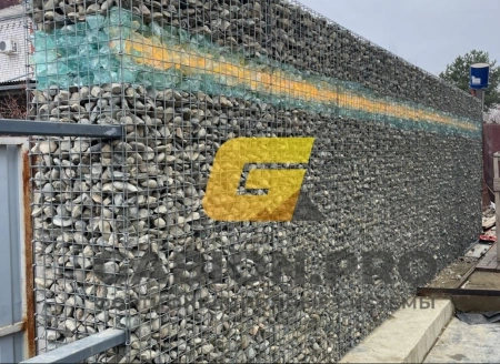 Габионный забор с декоративной вставкой из эрклеза: прочность, стиль и надежность