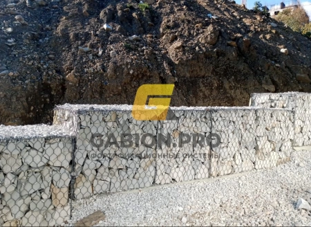 Подпорная стена из ГСИ-К для ЖК "Партенит" в пгт. Партенит, г. Алушта, Республика Крым.