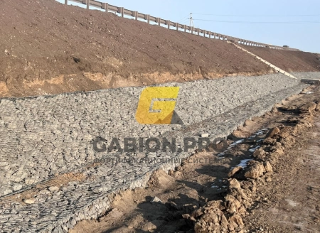 Надёжная защита склона: завершён проект укрепления откоса дороги габионами матрасного и коробчатого типа