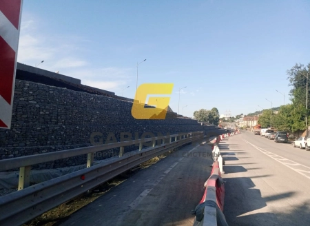 Подпорная стена из габионов на подходе к путепроводу по ул. Ивановская, трасса А-149, обход Адлера.