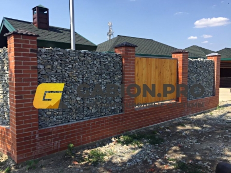 Забор, заполнение меж столбовых секций из габиона